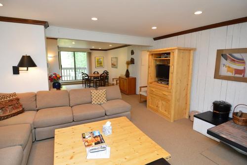 Riverview Unit 8 All the Essentials Riverside Condo with Access to Pool & Hot Tub — 4-Star Luxury Hotel in Aspen, United States