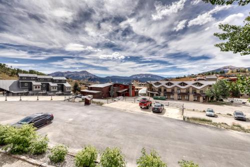 Beautiful Mountain View Condo — 4-Star Luxury Hotel in Crested Butte, United States