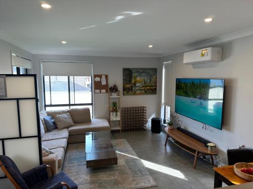 Delightful Austral Stay With Ac And Built In Wardrobe — Austral