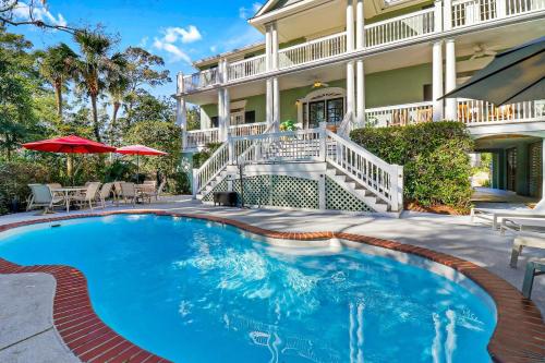 6 bd 4 and one half bath Family Friendly Beach Home with heated pool Just a block to the beach — 4-Star Luxury Hotel in Hilton Head Island, United States