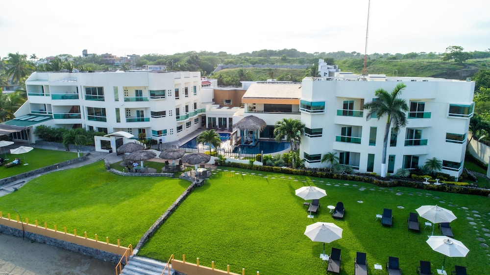 Artisan Family Hotels And Resorts Playa Esmeralda — hotel in Ursulo Galvan