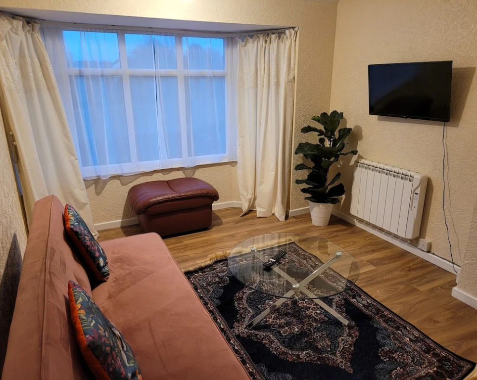 Apartment Sleeps 2 Parking Near Station
