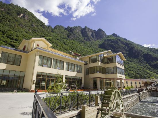 Golden Phoenix Resort in Jin'an, People's Republic of China