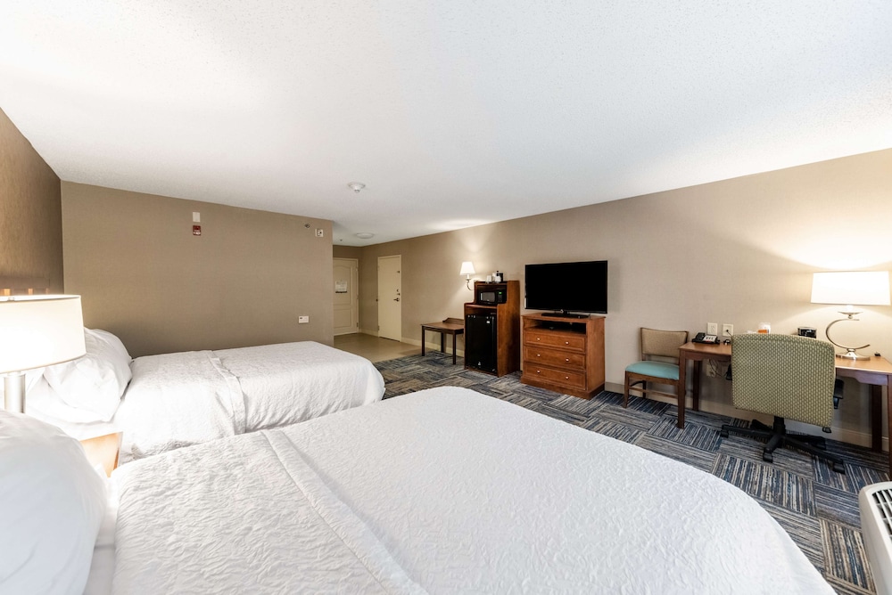 Hampton Inn Greenfield - photo 10