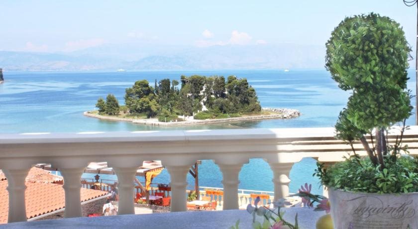 Mouse Island - carbon neutral hotel in Perama