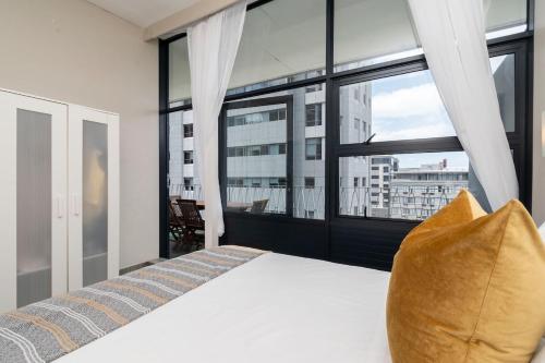 Stylish 2BR Apartment with Balcony & Skyline Views Walk to V&A & CTICC