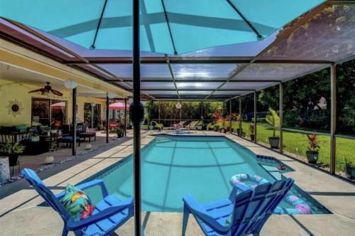 Cozy Pet Friendly Private Pool Near Beaches in Bradenton, United States