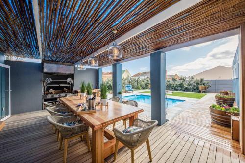 House w Pool Fireplace Braai