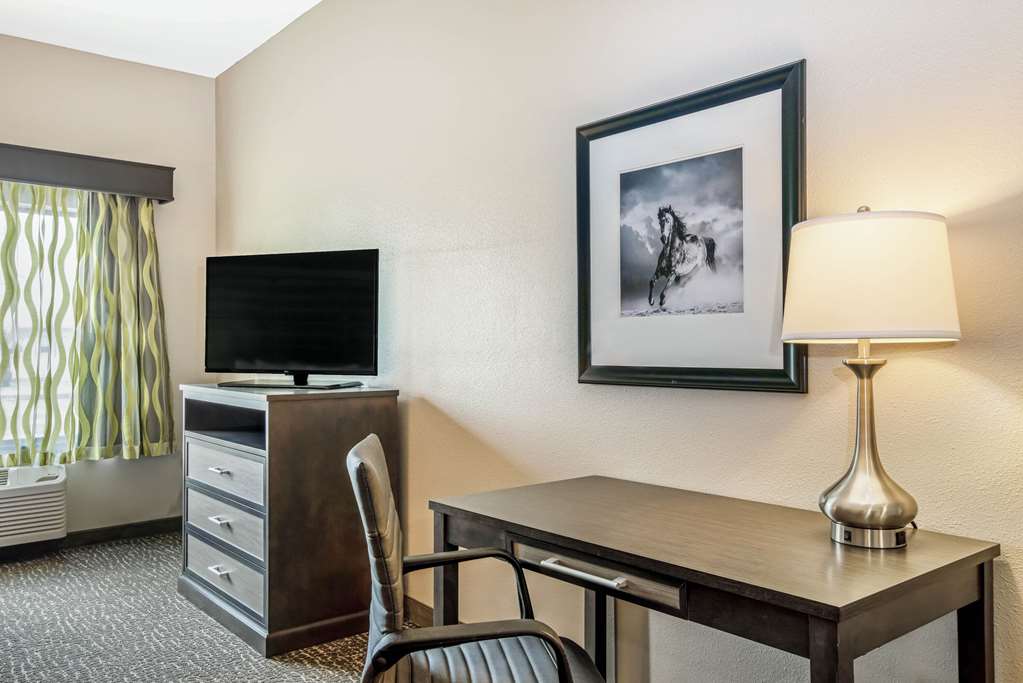 La Quinta Inn & Suites by Wyndham Kearney - photo 15