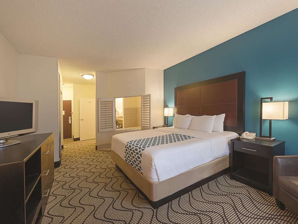 La Quinta Inn & Suites by Wyndham Central Point Medford - photo 32