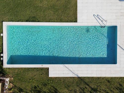 HostWise Modern Flat w Balcony Garage & Pool — 4-Star Luxury Hotel in Vila Nova De Gaia, Portugal