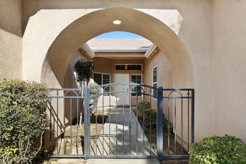 Stylish Silver Falls 4BR KING Master Game Room — Bakersfield — photo 2