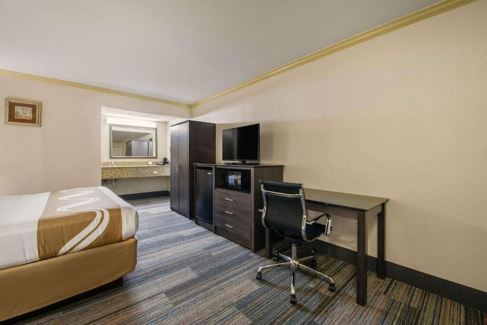 Hibiscus Inn & Suites - photo 17