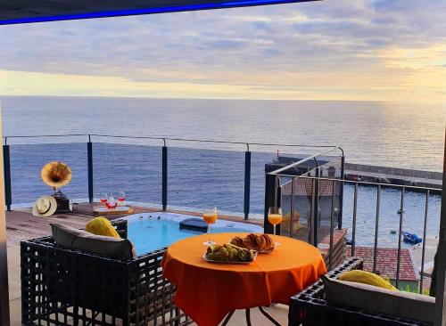 Villa Palace Fernandes with Jacuzzi — 4-Star Luxury Hotel in Calheta, Portugal
