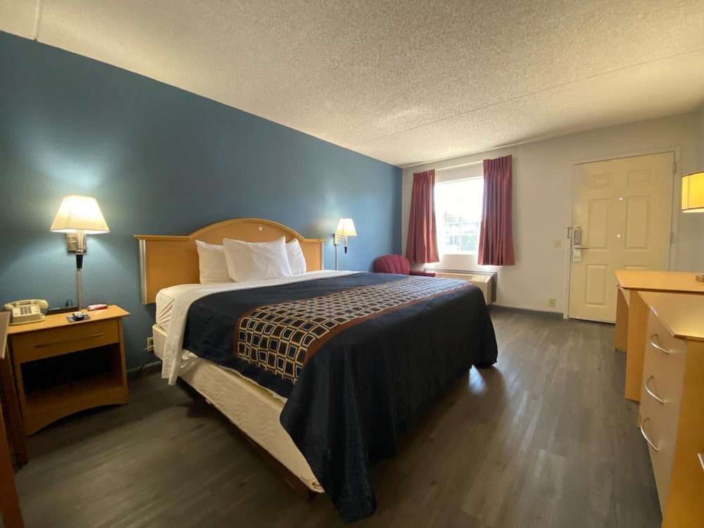 Econo Lodge Branson Theater District - photo 11
