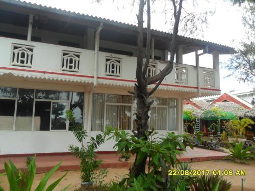 Silver Beach Hotel - carbon neutral hotel in Trincomalee