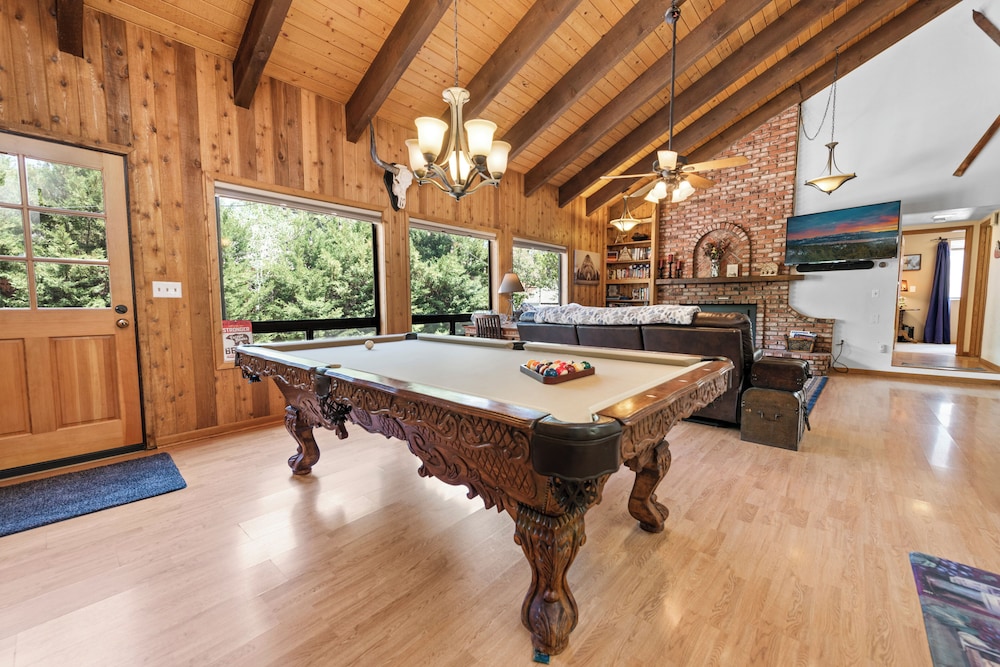 Mount Bearadise Located in a beautiful quiet area of Big Bear City Pool Table and Arcade Games — 4-Star Luxury Hotel in Big Bear City, United States