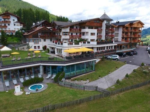 Hotel Dolasilla s di Frenademez Mirko & Co S.a.S. in Badia, Italy