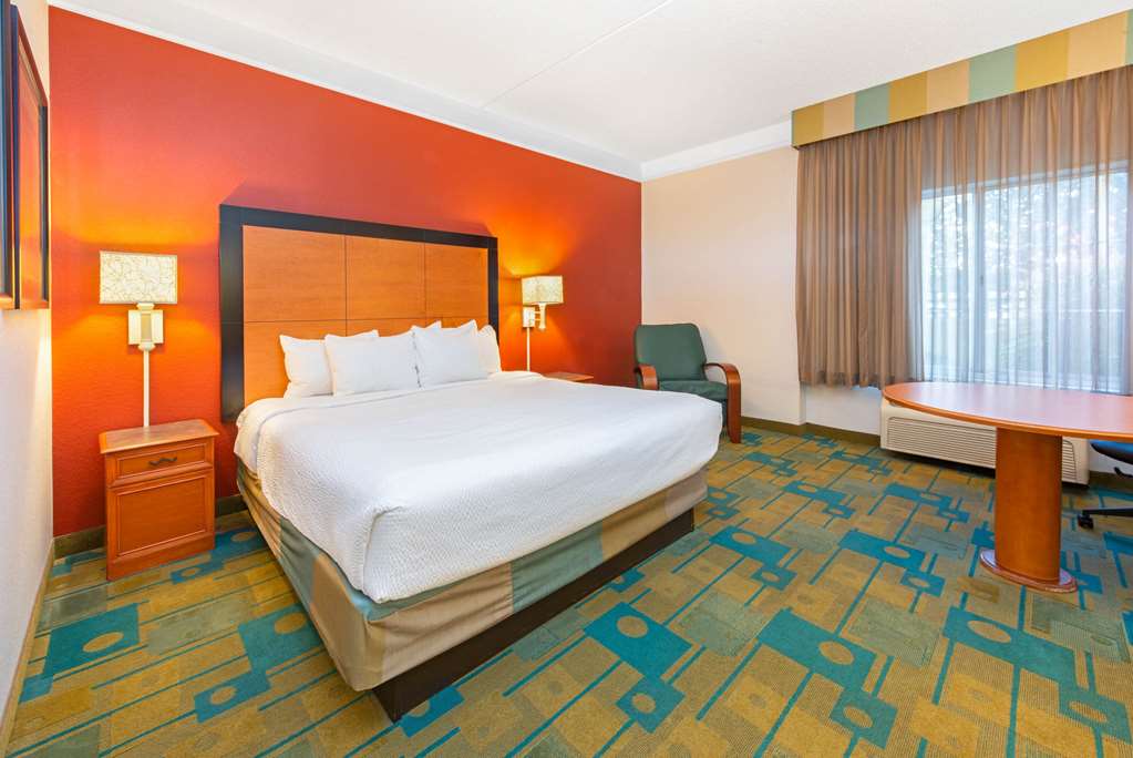 La Quinta Inn & Suites by Wyndham USF - photo 26