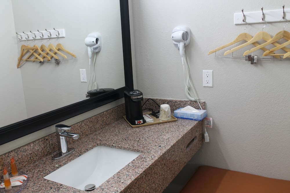 Econo Lodge Cheraw Market Street - photo 6