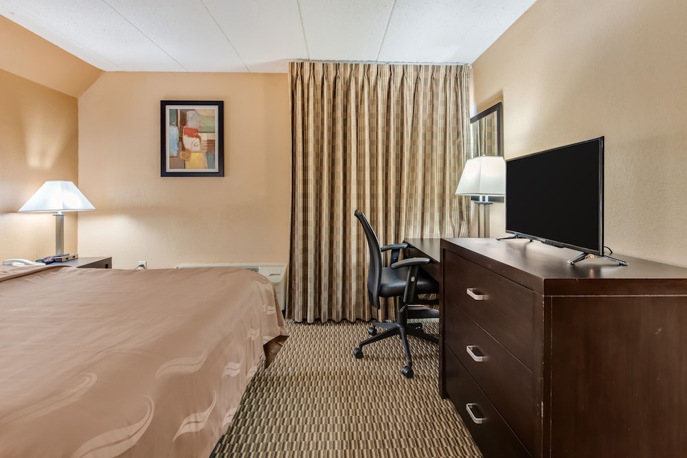 Quality Inn & Suites Cincinnati Uptown Norwood - photo 11