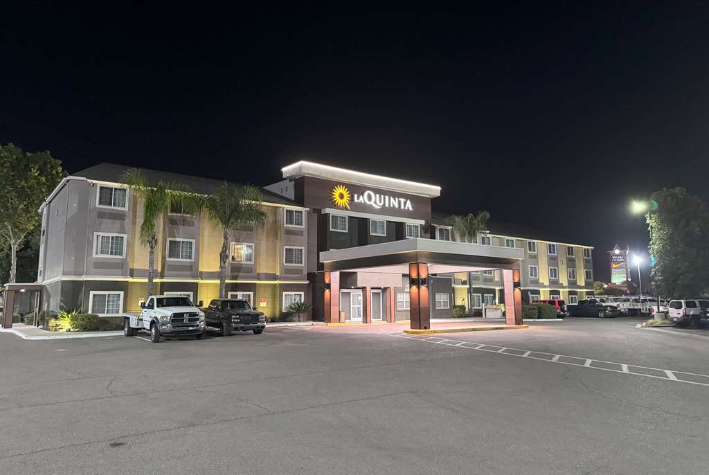 La Quinta Inn & Suites by Wyndham Tulare - photo 11