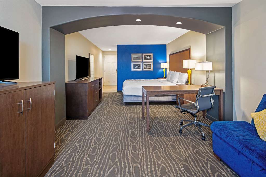 La Quinta Inn & Suites by Wyndham Brownsville North - photo 45