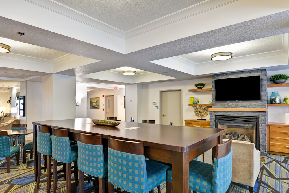 Holiday Inn Express & Suites New Berlin by IHG - photo 32