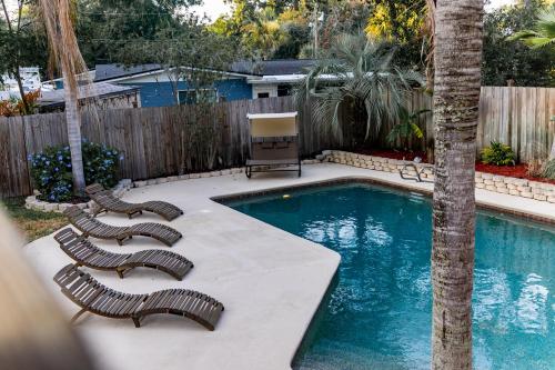 Pool & Hot Tub Home w Game Room 1 Mile to Beach — 4-Star Luxury Hotel in Jacksonville Beach, United States