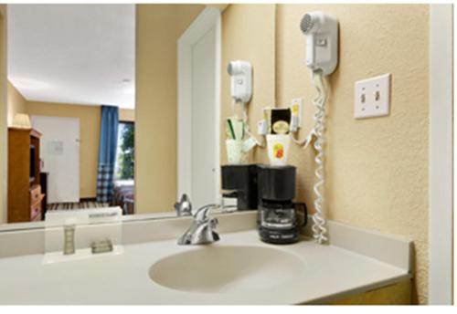 Super 8 by Wyndham Oxford - photo 12