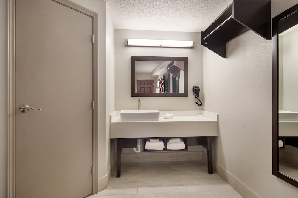 Red Roof Inn Plus & Suites Erie - photo 27