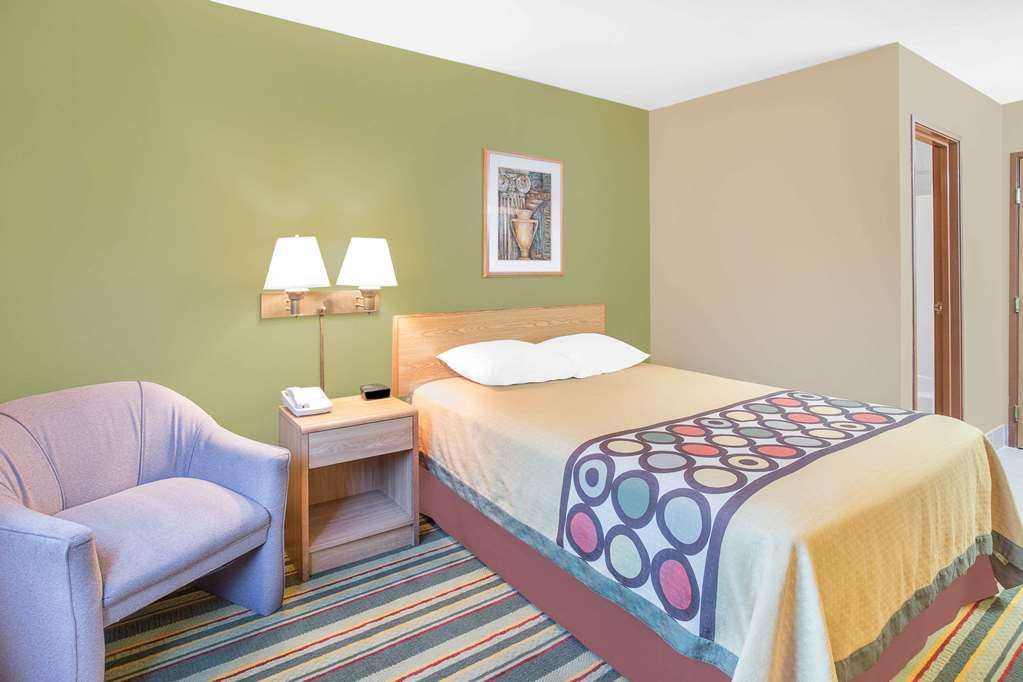 Super 8 by Wyndham East Moline - photo 10
