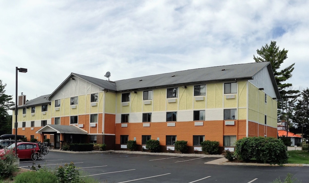 Days Inn & Suites by Wyndham Traverse City - photo 2
