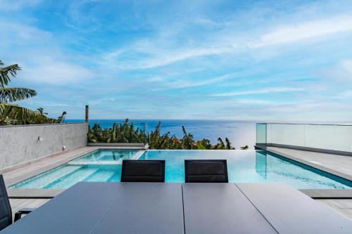 Villa Anita beautiful sunset — 4-Star Luxury Hotel in Arco Da Calheta, Portugal