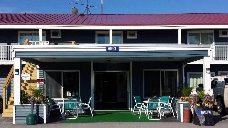 Colonial Inn Ellsworth - photo 25