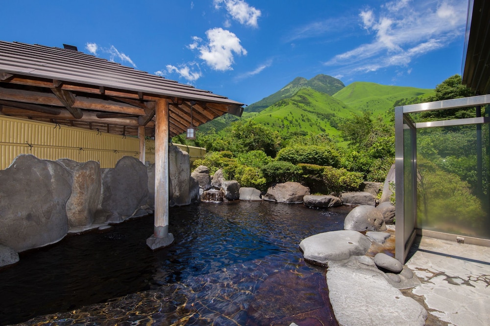 Yufuin Onsen Yufuin Nanairo No Kaze — hotel in Yufu