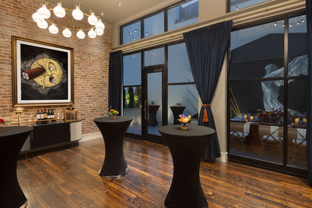 106 Jefferson Huntsville Curio Collection by Hilton - photo 42