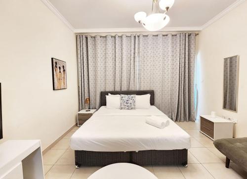 RH Relaxing Studio Downtown with private balcony walk away from Burj Khalifa — 4-Star Luxury Hotel in Dubai, United Arab Emirates