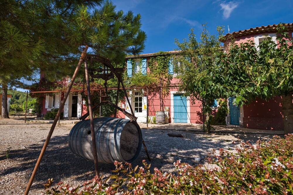 Les Terres De Saint Hilaire — hotel in Saint-Genis-Les-Ollieres