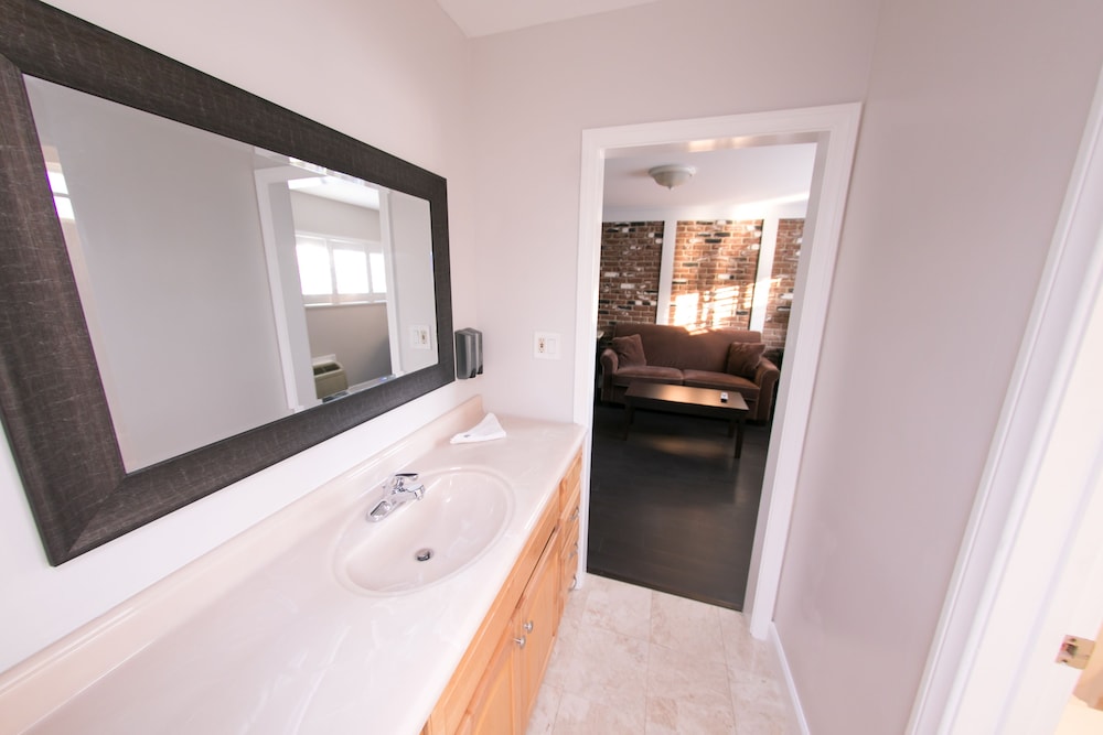 Metropolitan Inn & Suites - photo 33