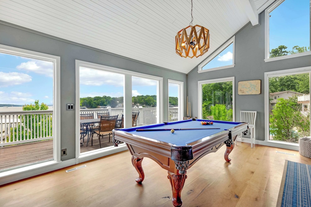 The Tiki House Stay for 28 — 4-Star Luxury Hotel in Osage Beach, United States