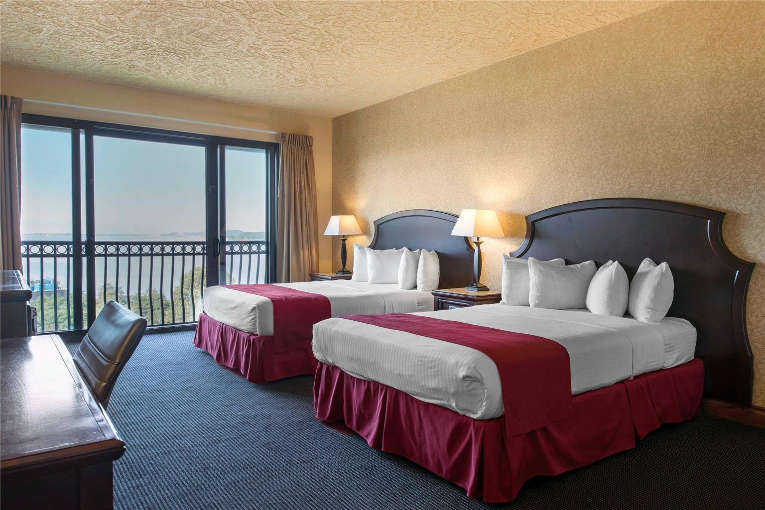 Shoreline Inn & Conference Center an Ascend Collection Hotel - carbon neutral hotel in Muskegon