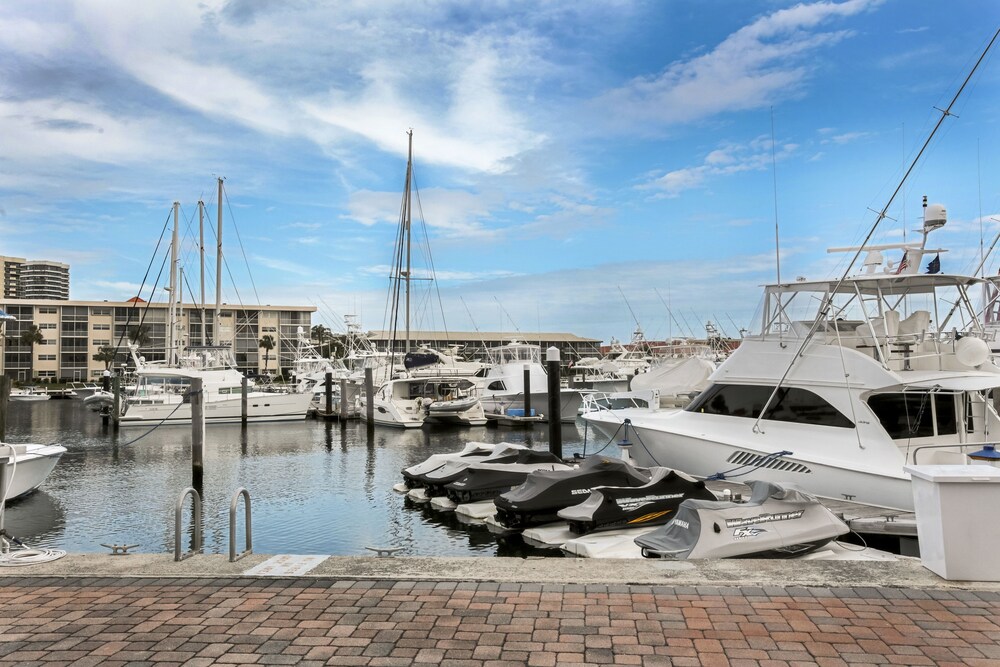 Camelot Waterfront Inn - photo 43