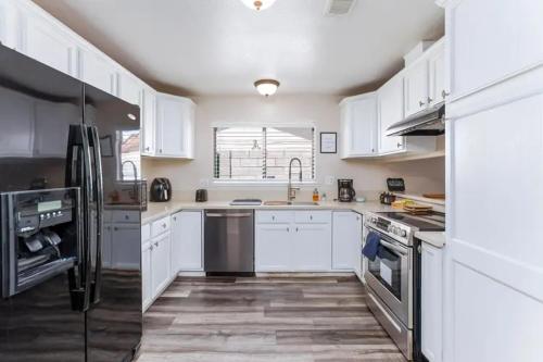 Modern 4BR Home Central Las Vegas Location