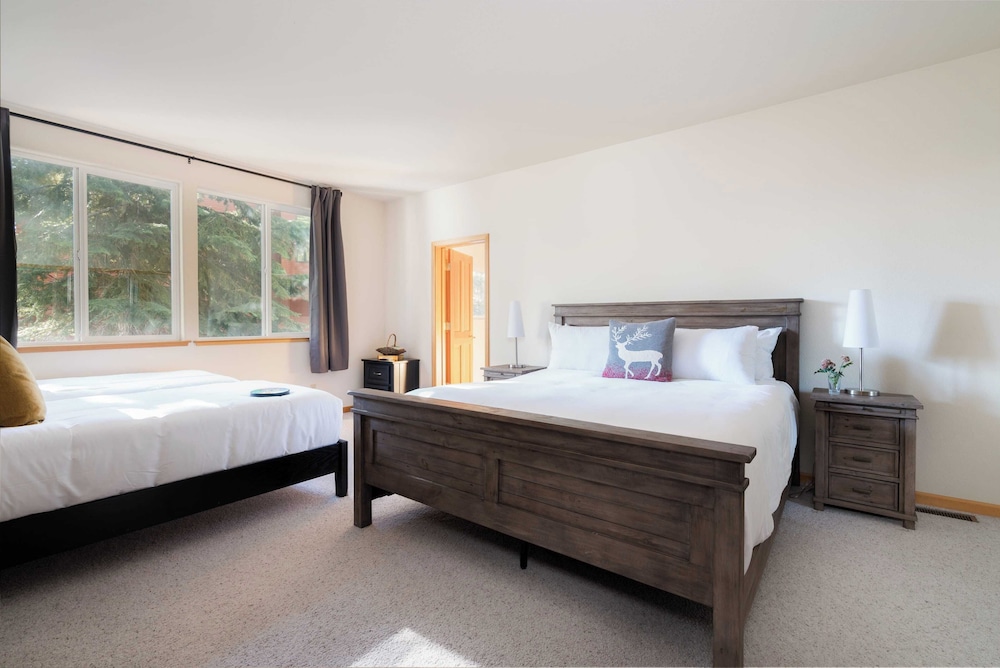 Sparrow by Avantstay Modern Mountain Retreat w Hot Tub Pool Table & Games - photo 25