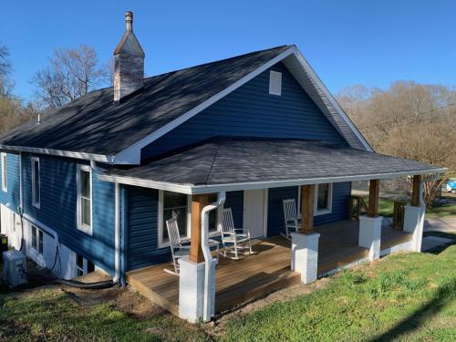 Newly Renovated Lincolnton Downtown Rail Trail Apartment Walk to Main St — 4-Star Luxury Hotel in Lincolnton, United States
