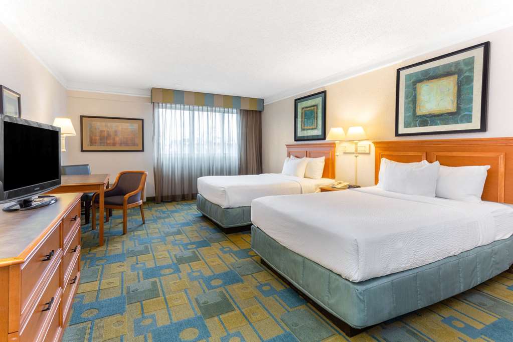 La Quinta Inn & Suites by Wyndham Redding - photo 23