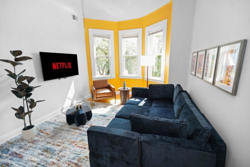Modern 4BR Unit with Free Parking Near University of Illinois Chicago and Medical District — 4-Star Luxury Hotel in Chicago, United States