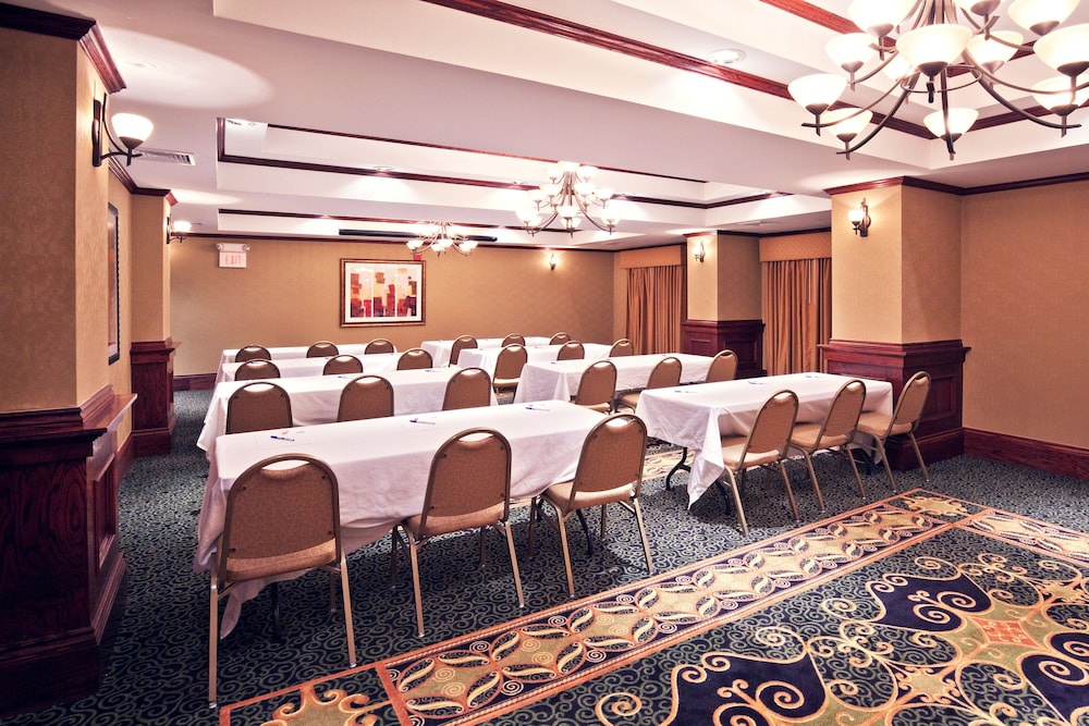 Holiday Inn Express & Suites Shawnee by IHG — hotel in Shawnee