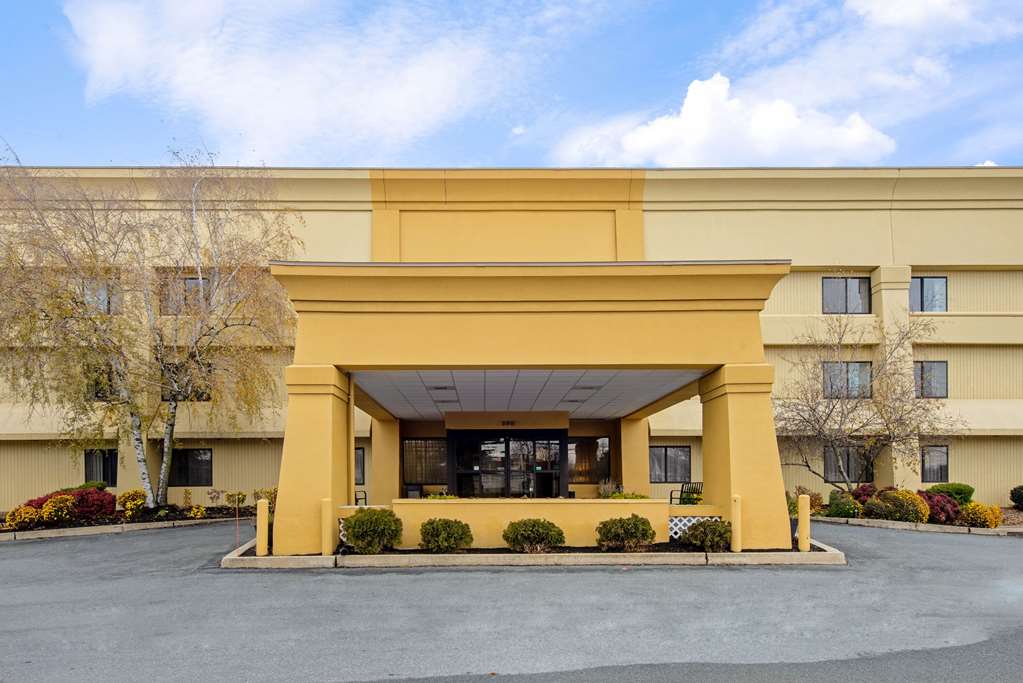 La Quinta Inn & Suites by Wyndham Harrisburg Airport Hershey - photo 3